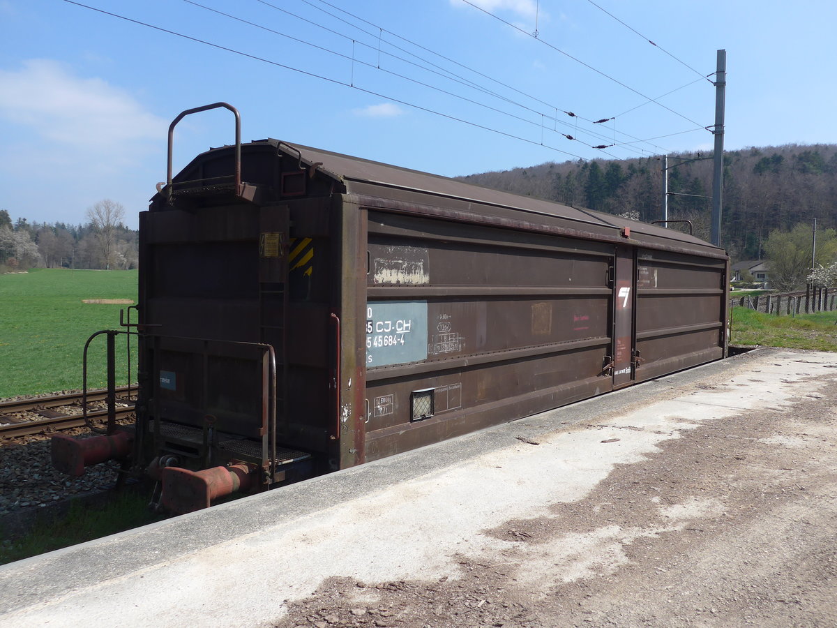 (203'747) - CJ-G�terwagen - Nr. 684-4 - am 15. April 2019 beim Bahnhof Vendlincourt