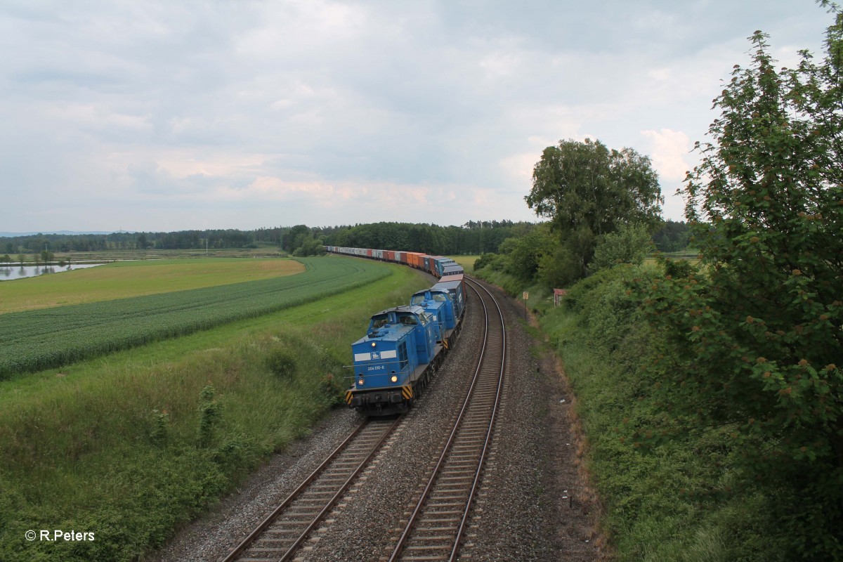 204 010 + 022 mit dem Containerzug nach Hamburg bei Oberteich. 04.06.14