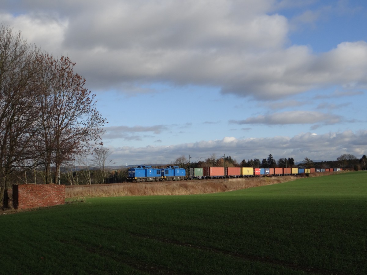 204 013 und 204 011 der PRESS mit dem Container am 25.11.13 im Rampenlicht in Syrau.

