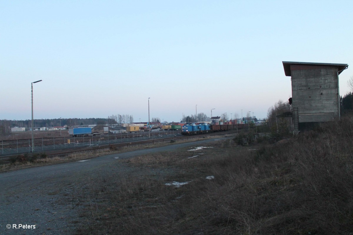 204 036-6 und 204 011-5 mit leer Holzzug Wiesau - Cheb bei der Abfahrt. 27.02.16