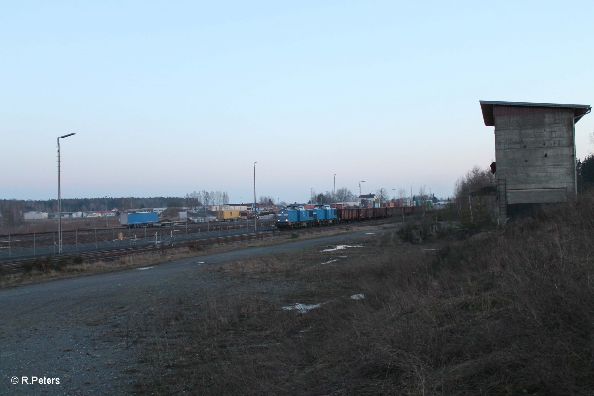 204 036-6 und 204 011-5 mit leer Holzzug Wiesau - Cheb bei der Abfahrt. 27.02.16