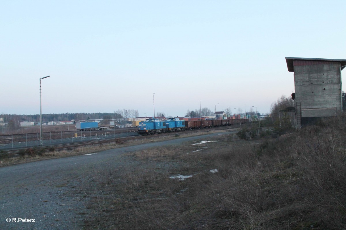 204 036-6 und 204 011-5 mit leer Holzzug Wiesau - Cheb bei der Abfahrt. 27.02.16