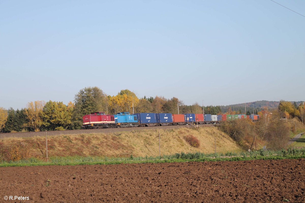 204 237-2 und 204 010-6 ziehen zwischen Pechbrunn und Großschlattengrün den Wiesau Containerzug nach Hof. 16.10.17