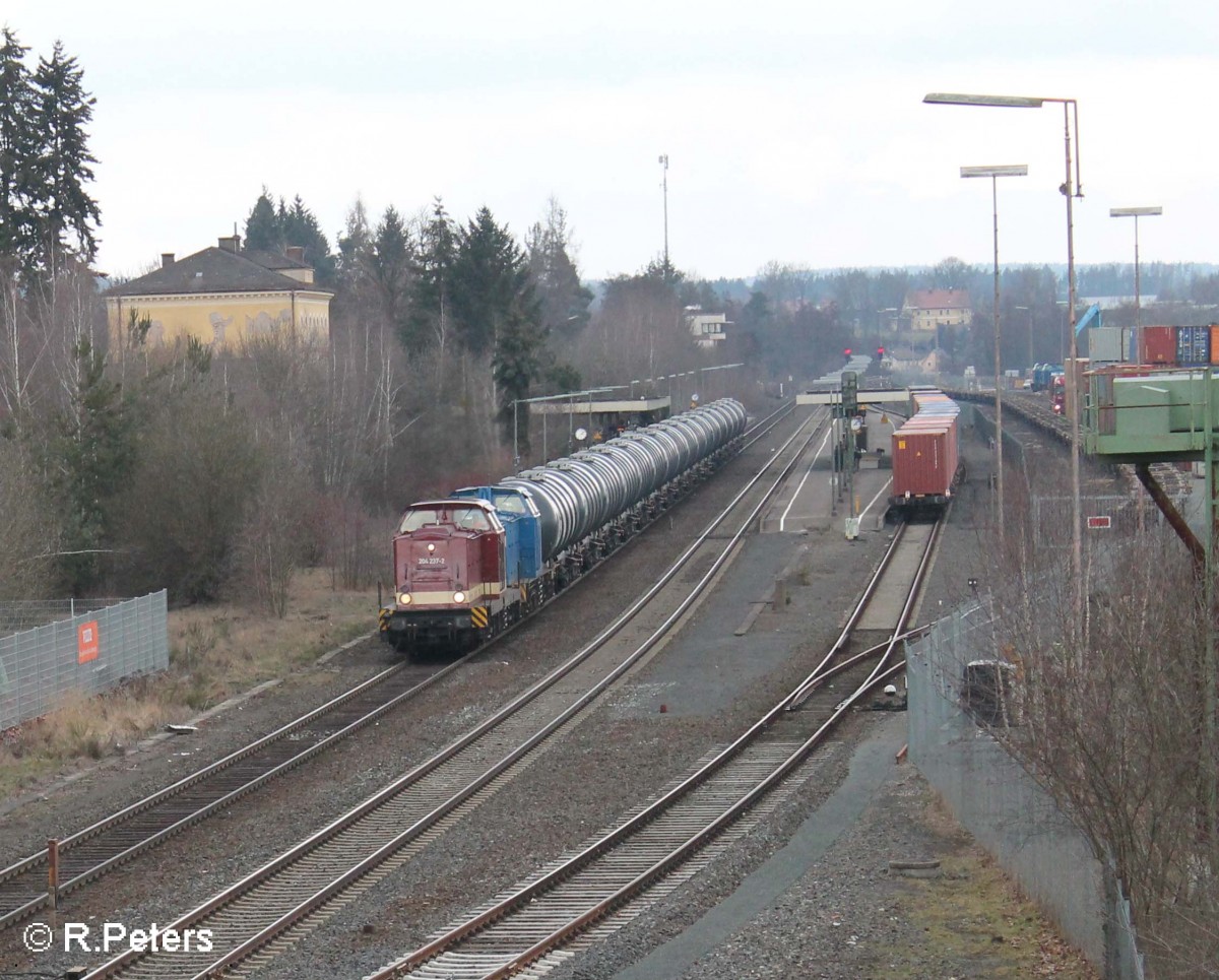 204 237-2 und 204 044-6 mit einem Kesselzug nach hauer Weiden bei der durchfahrt in Wiesau. 26.02.16