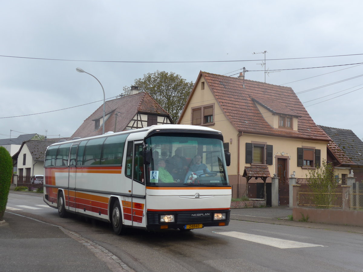 (204'229) - Aus Luxemburg: Neoplan Fanclub Letzebuerg - 24'840 - Neoplan am 27. April 2019 in Stundwiller, Rue Principale