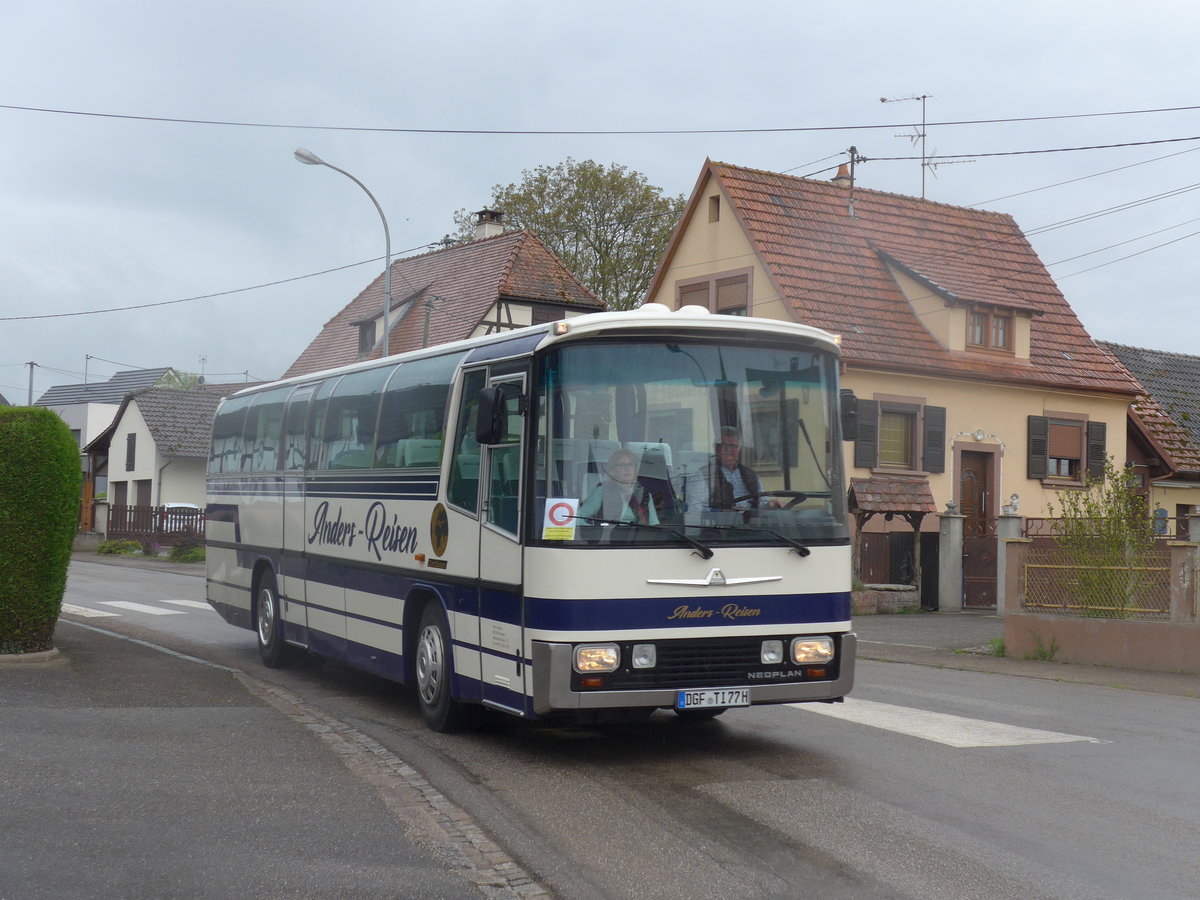 (204'231) - Aus Deutschland: Anders, Mnchen - DGF-TI 77H - Neoplan am 27. April 2019 in Stundwiller, Rue Principale