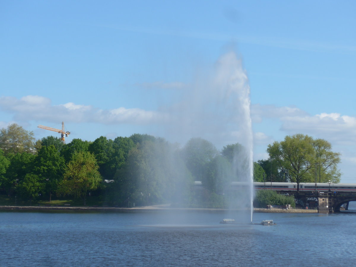 (204'881) - Springbrunnen mit Lombardsbr�cke am 11. Mai 2019 in Hamburg