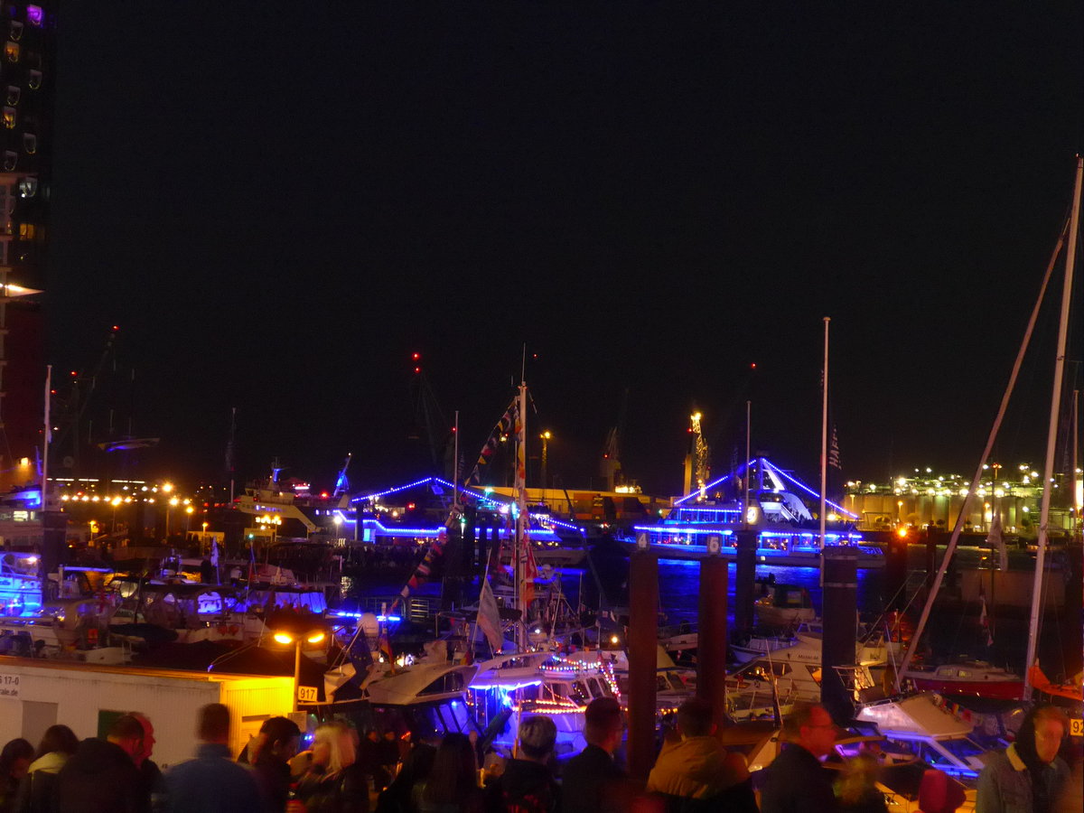 (204'980) - 830. Hafengeburtstag am Abend am 11. Mai 2019 auf der Elbe in Hamburg