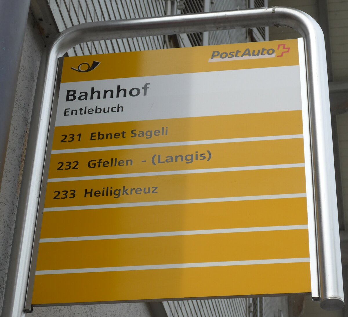 (205'571) - PostAuto-Haltestellenschild - Entlebuch, Bahnhof - am 27. Mai 2019