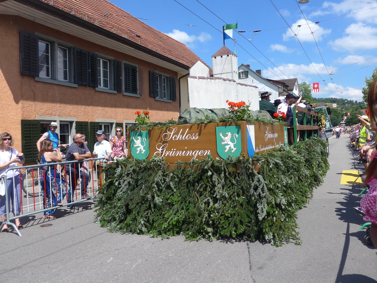 (206'729) - Das Schloss Gr�ningen am 23. Juni 2019 am Jodlerfest-Umzug in Winterthur