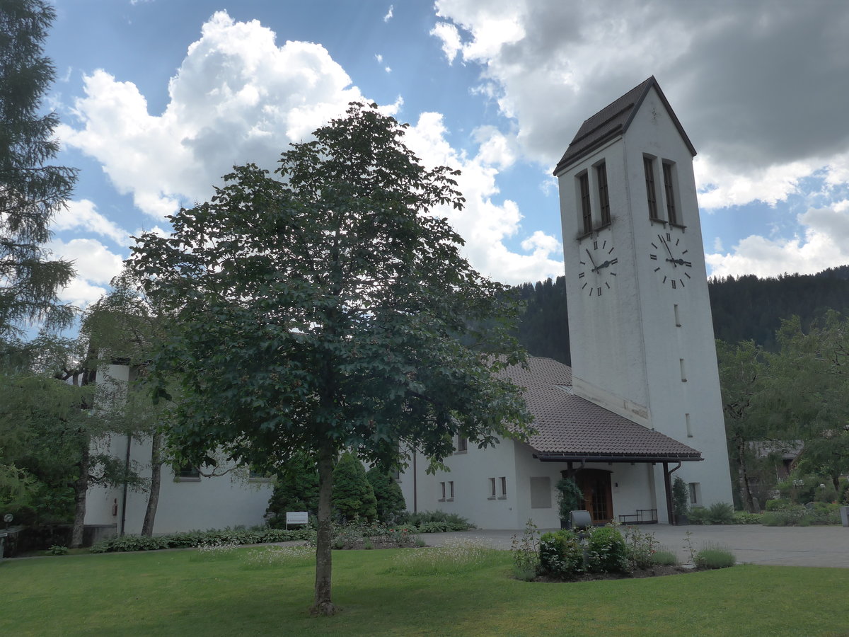 (206'937) - Die Kirche Lenk mit Baum am 1. Juli 2019