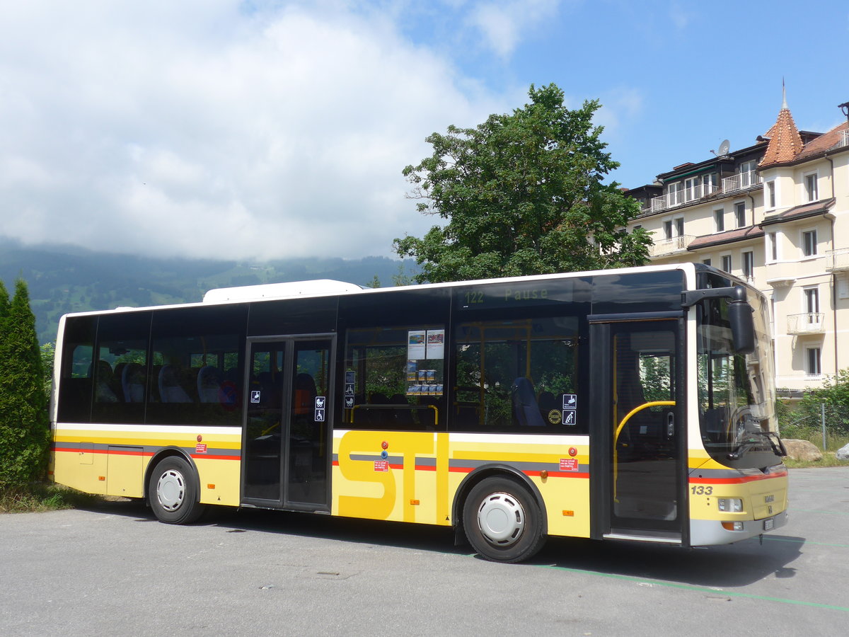 (207'687) - STI Thun - Nr. 133/BE 801'133 - MAN/Gppel am 9. Juli 2019 beim Bahnhof Grindelwald (Einsatz AVG G.)