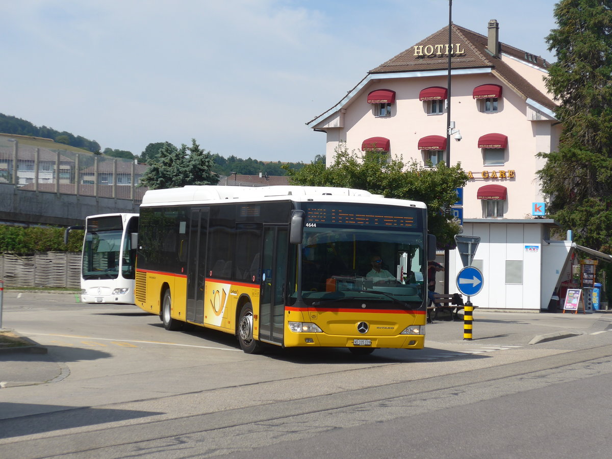 (208'127) - CarPostal Ouest - VD 335'339 - Mercedes am 22. Juli 2019 beim Bahnhof Moudon