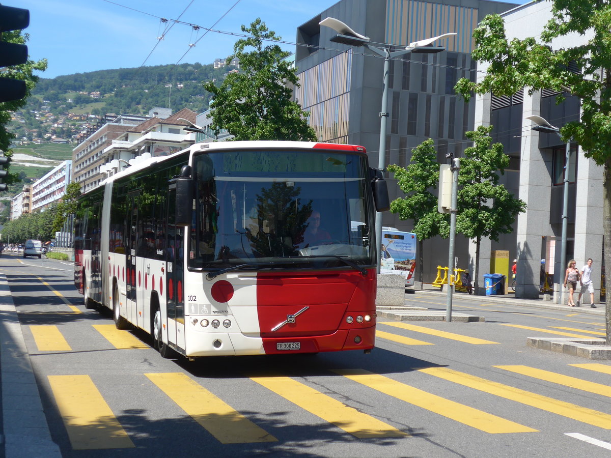 (208'453) - TPF Fribourg - Nr. 102/FR 300'225 - Volvo am 4. August 2019 beim Bahnhof Vevey