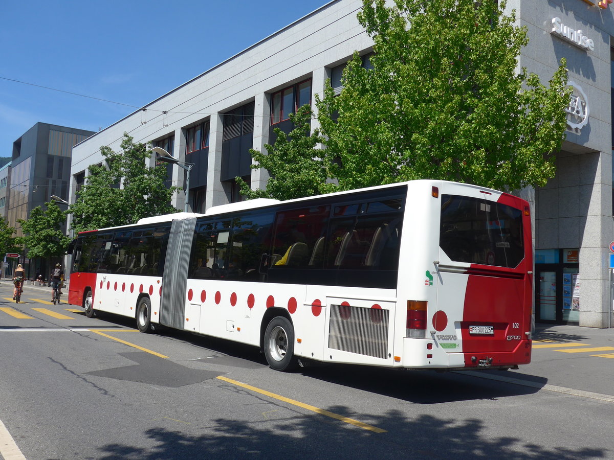 (208'456) - TPF Fribourg - Nr. 102/FR 300'225 - Volvo am 4. August 2019 beim Bahnhof Vevey