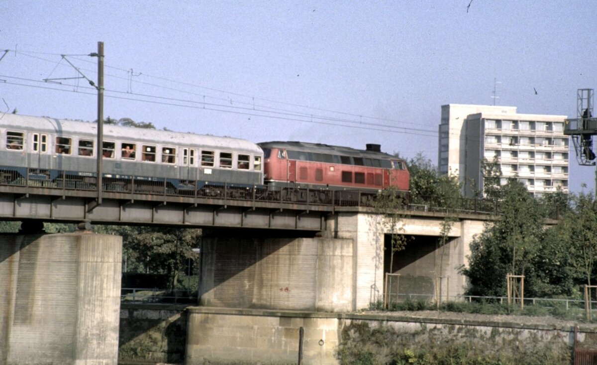 210 002-2 mit Nahverkehrszug nach Oberstdorf auf der Donaubr�cke in Ulm/Neu-Ulm im September 1980.