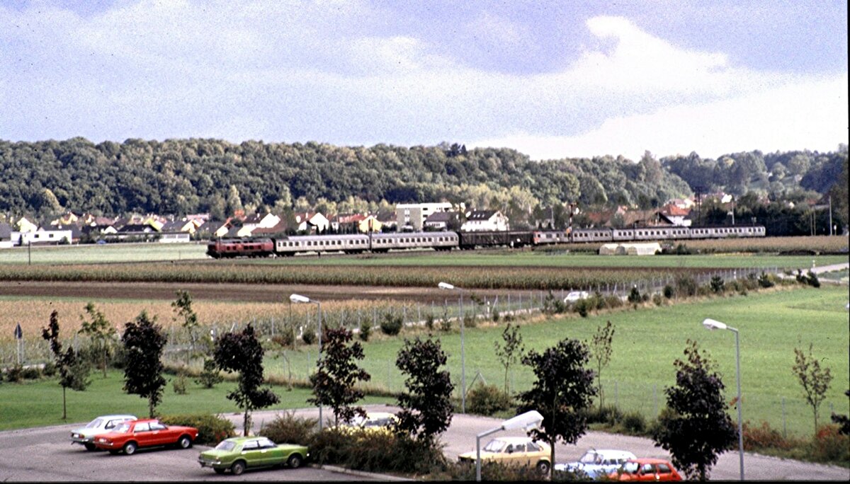 210 008-0 mit Nahverkehrszug in Illertissen im Oktober 1980.