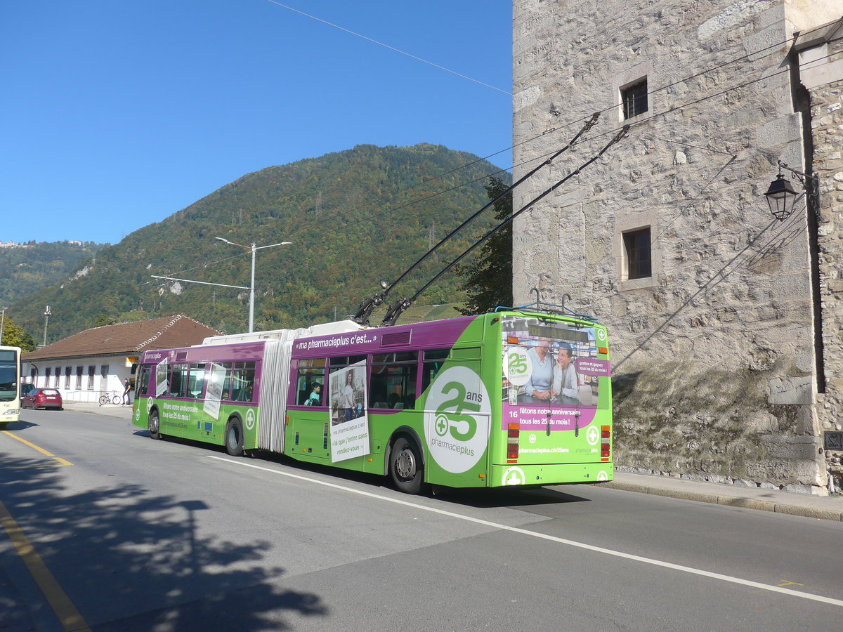 (210'337) - VMCV Clarens - Nr. 16 - Van Hool Gelenktrolleybus am 14. Oktober 2019 beim Bahnhof Villeneuve