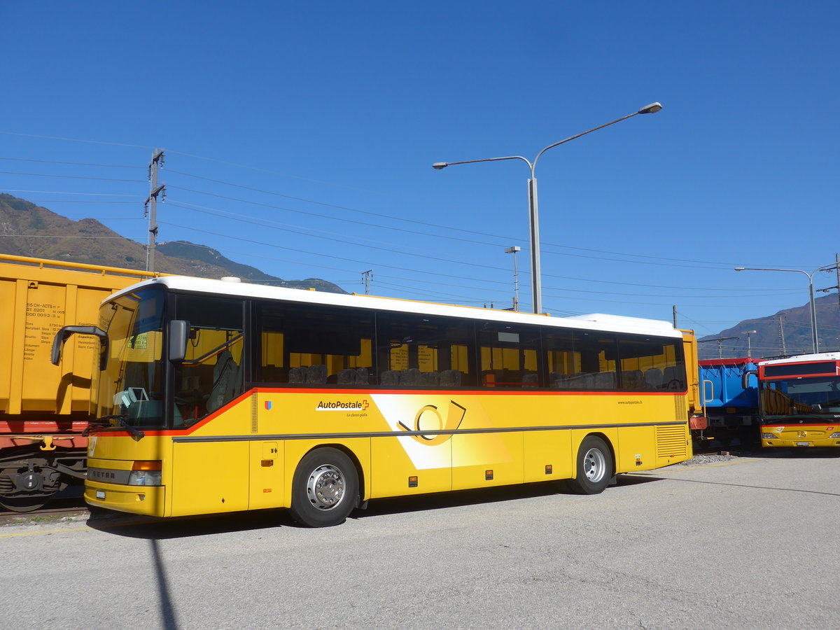 (210'594) - Autopostale, Muggio - TI 336'054 - Setra (ex AutoPostale Ticino Nr. 531) am 26. Oktober 2019 beim Bahnhof Cadenazzo