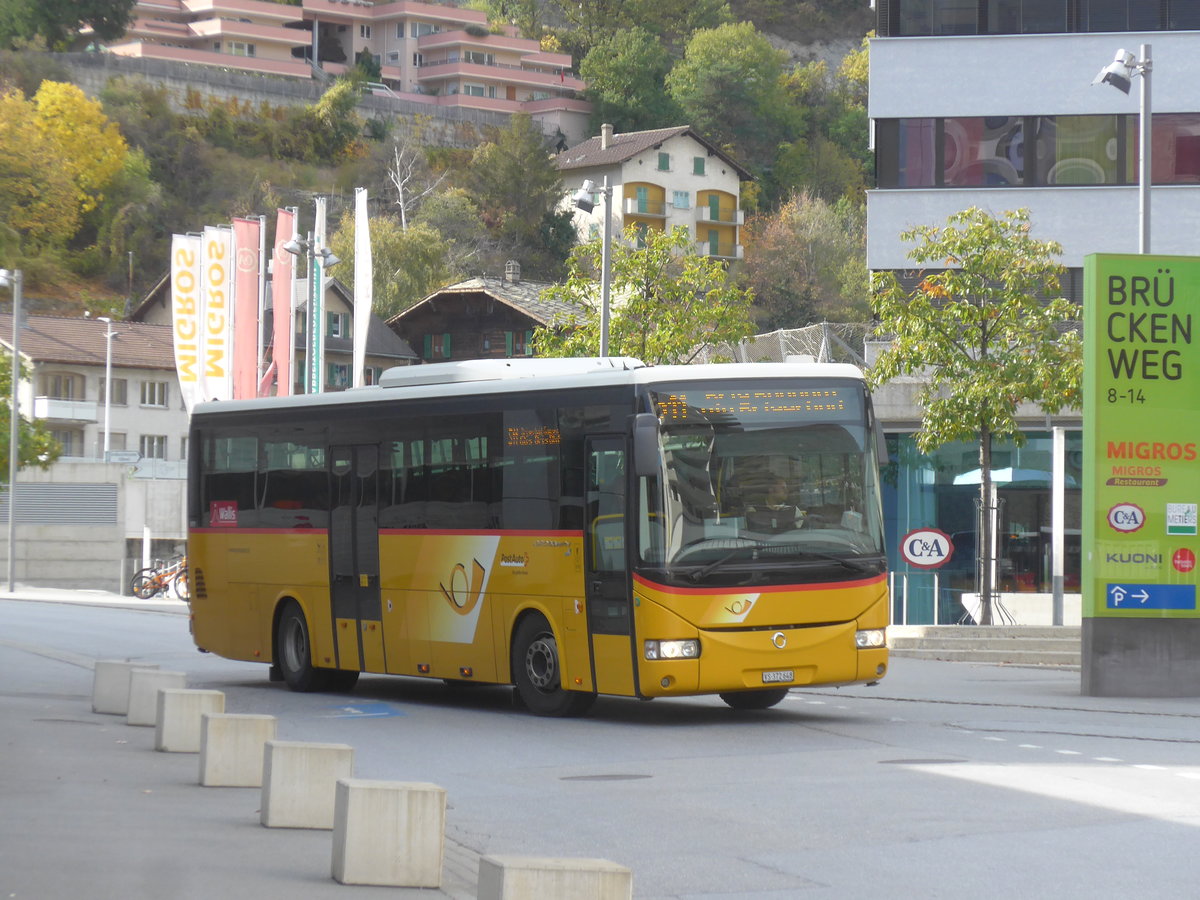 (210'649) - PostAuto Wallis - VS 372'648 - Irisbus am 27. Oktober 2019 beim Bahnhof Visp