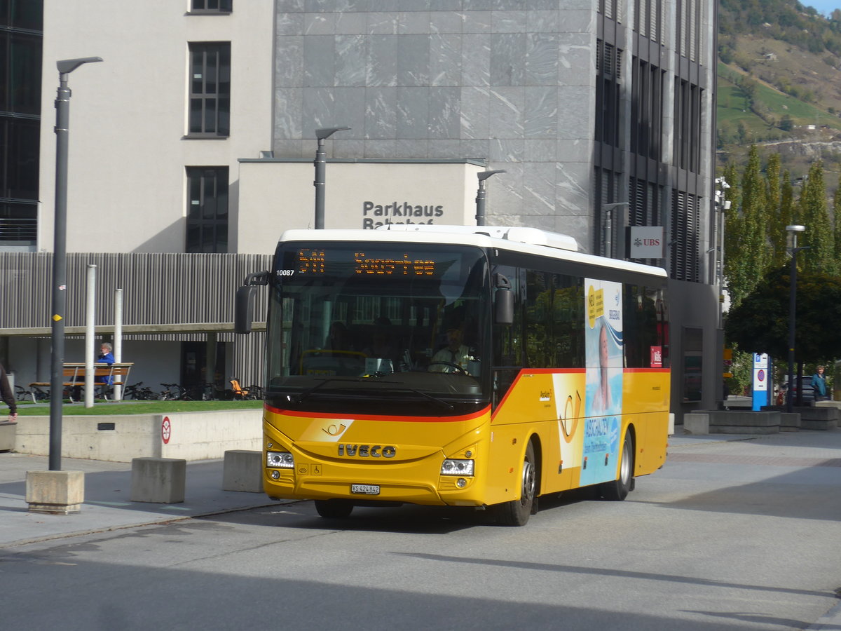 (210'655) - PostAuto Wallis - VS 424'842 - Iveco am 27. Oktober 2019 beim Bahnhof Visp