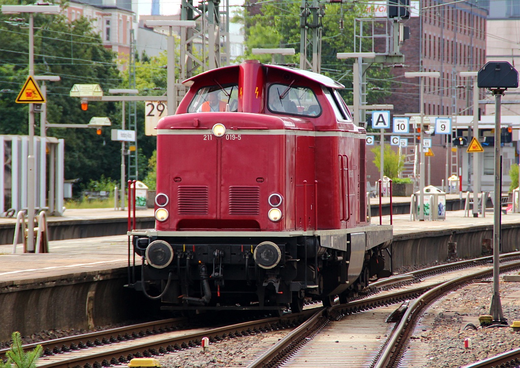 211 019-5 aus Vienenburg kam anlässlich des  Schlager-Moves 2012  mit einem Sonderzug nach Hamburg gefahren, hier rangiert sie im Bhf HH-Altona umher. 15.07.2012