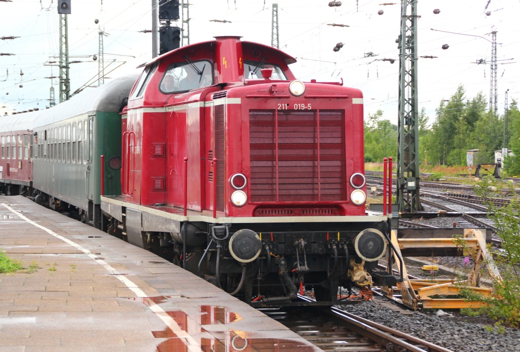 211 019-5 der Museumsbahn Vienenburg hat hier anlässlich eines Treffens der Cunnard Liner Queen Mary und Queen Elizabeth im Hamburger Hafen Einfahrt mit ihrem Sonderzug in den Bahnhof Hamburg-Altona. 15.07.12