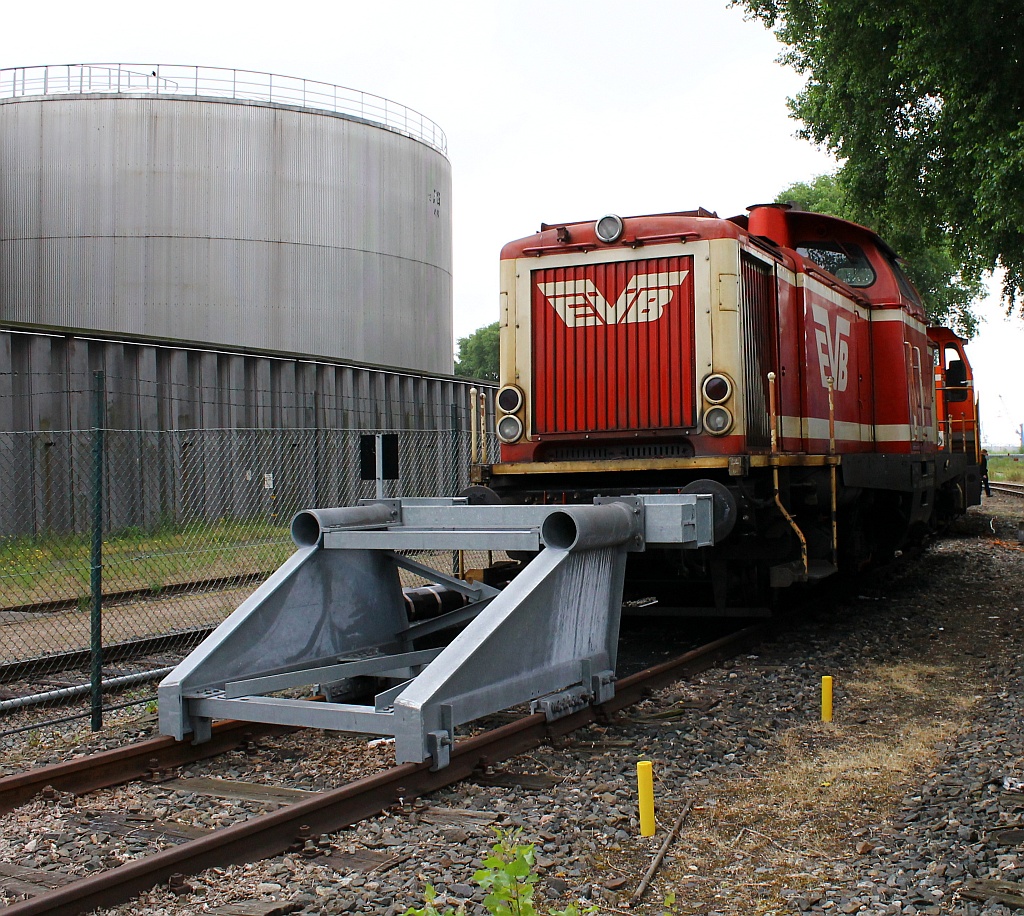 211 024-5(Unt/BRV/25.05.10)der EVB stand abgestellt in HH-Dradenau am MWB  Parkplatz . 14.07.2013