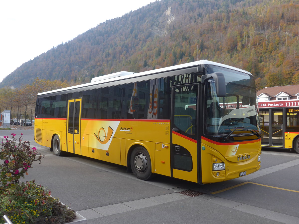 (211'031) - PostAuto Bern - BE 487'695 - Iveco am 11. November 2019 beim Bahnhof Interlaken Ost