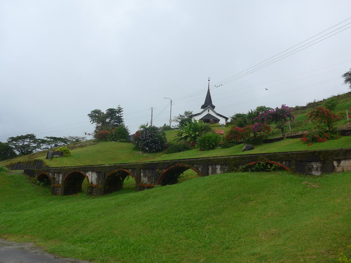 (211'417) - Kapelle mit Viadukt am 16. November 2019 in Nuevo Arenal, Los H�roes