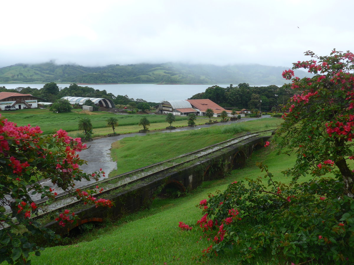 (211'432) - Die Bahnlinie mit dem Arenalsee am 16. November 2019 in Nuevo Arenal, Los H�roes