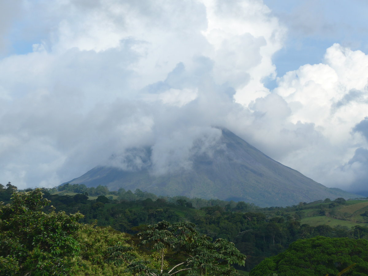 (211'473) - Der Vulkan Arenal vom Drehrestaurant aus am 16. November 2019 in Nuevo Arenal, Los H�roes