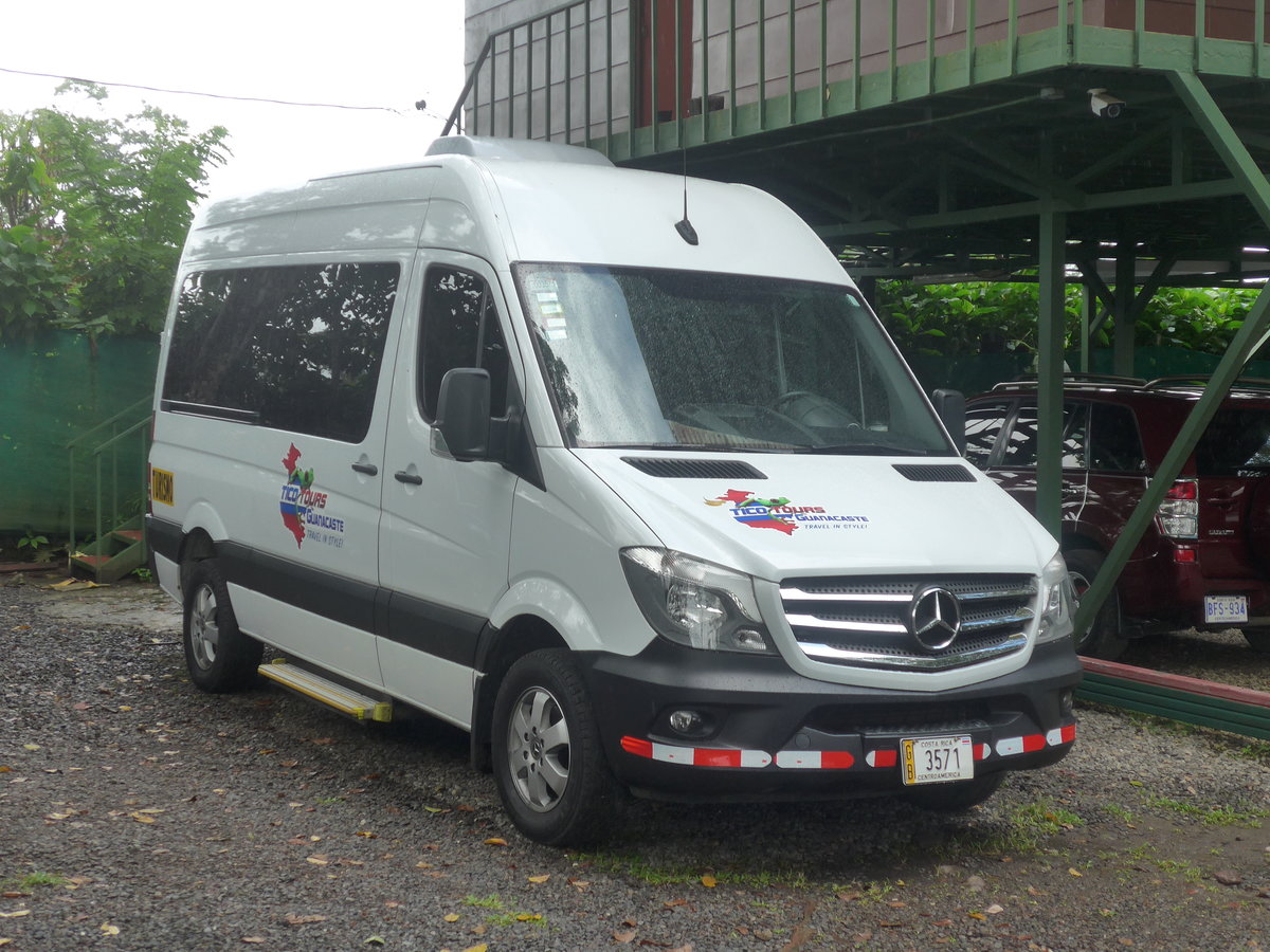 (211'536) - Tico Tours, Playa Hermosa - 3571 - Mercedes am 17. November 2019 in La Fortuna, Eco Danaus