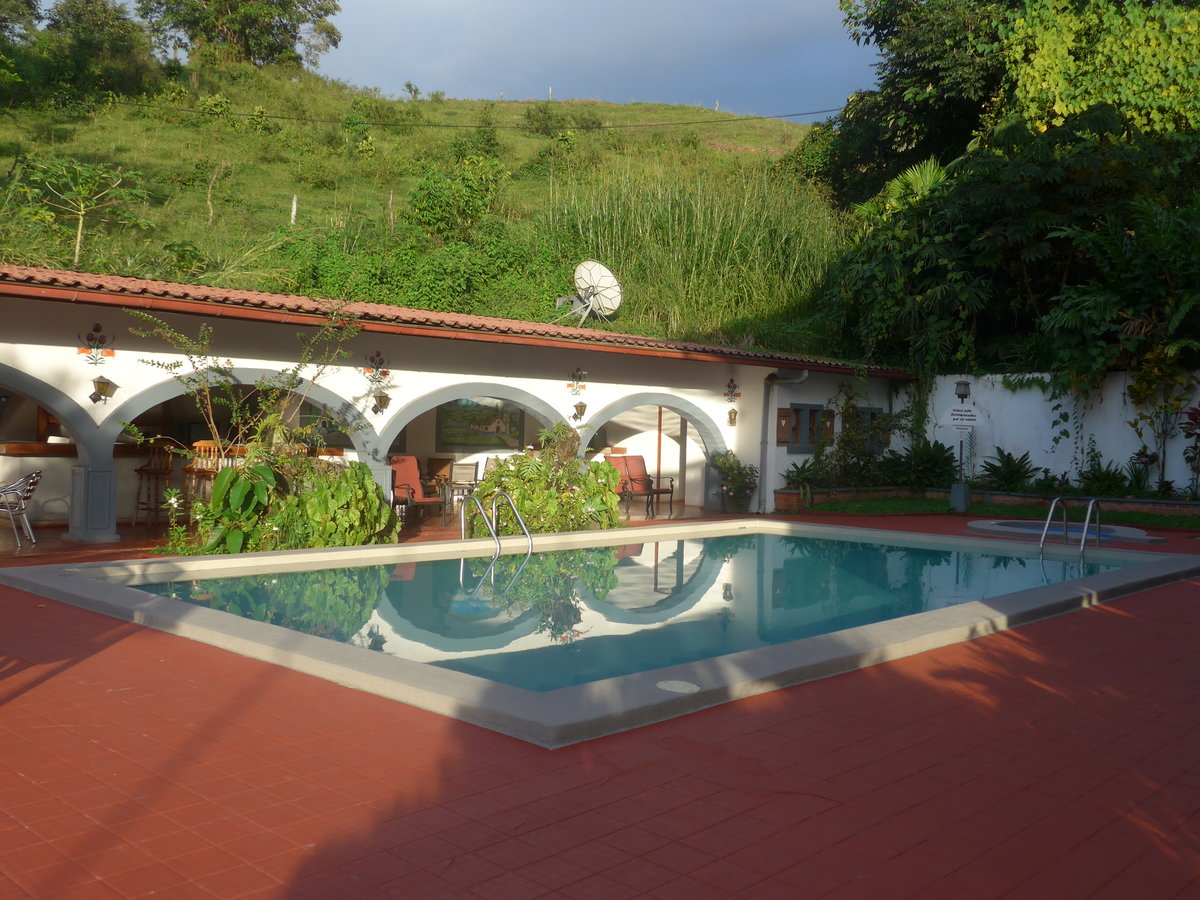 (211'742) - Schwimmbad beim Hotel-Restaurant Los H�roes am 19. November 2019 in Nuevo Arenal, Los H�roes