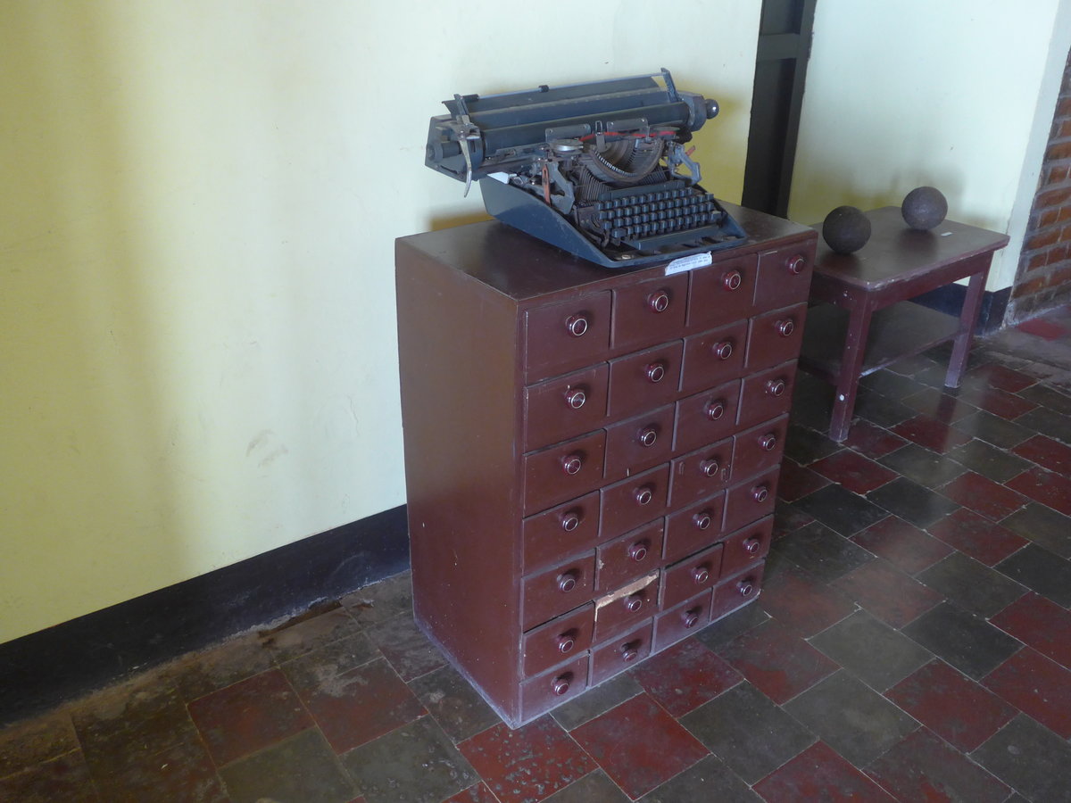 (211'971) - M�beli mit alter Schreibmaschine im Museo de Rivas am 22. November 2019 in Rivas