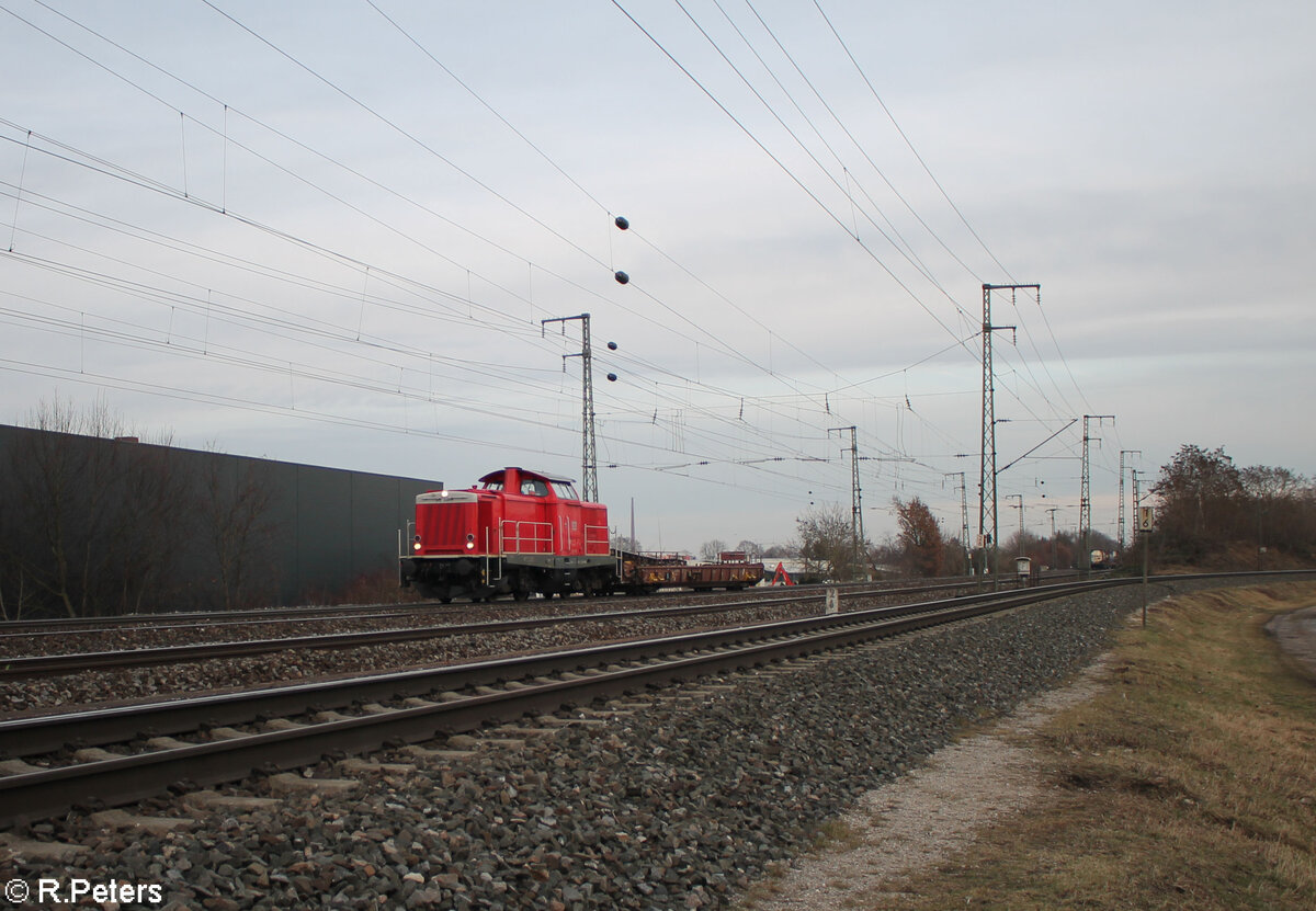 212 094-7 von DB Fahrwegdienste mit ein Wagen der Rollenden Landstrasse in Nürnberg Hohe Marter. 30.01.24