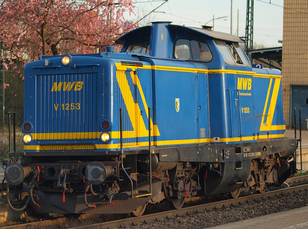 212 285-1/MWB V 1253 beim Kurzaufenthalt im Harburger Bahnhof. 02.04.11