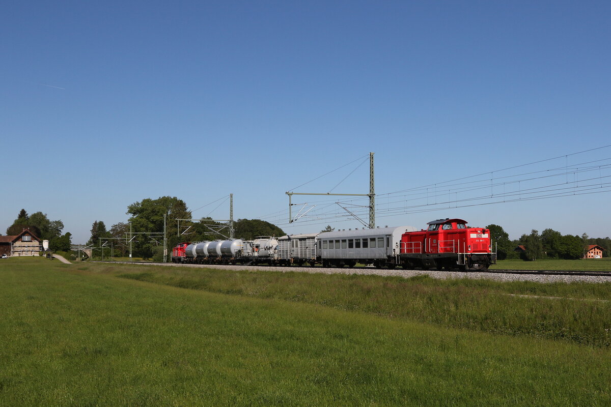212 310 & 212 317 waren am 1. Juni 2021 mit einem Spritzzug bei bersee am Chiemsee in Richtung Freilassing unterwegs.