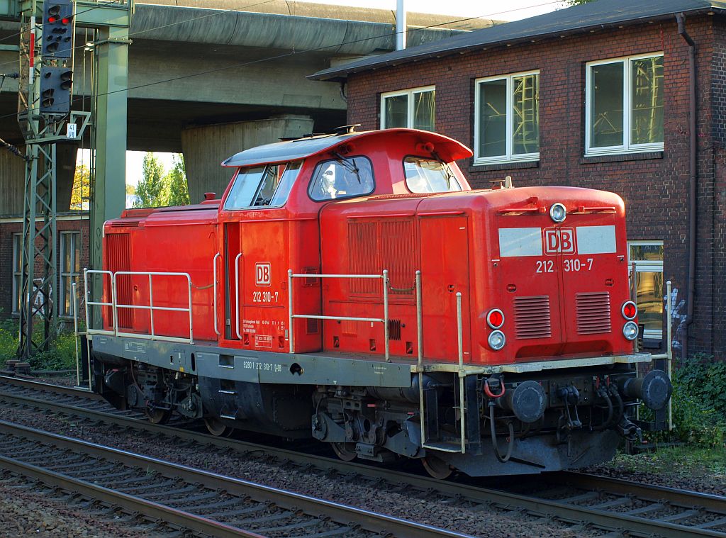 212 310-7 der DB Fahrwegdienste wartet im Bhf von HH-Harburg auf die Weiterfahrt. 30.09.2011