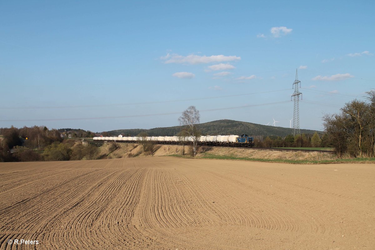 212 322 zieht ein leeren Kesselzug aus Cheb über das Rößlau Viadukt bei Seußen. 09.04.17