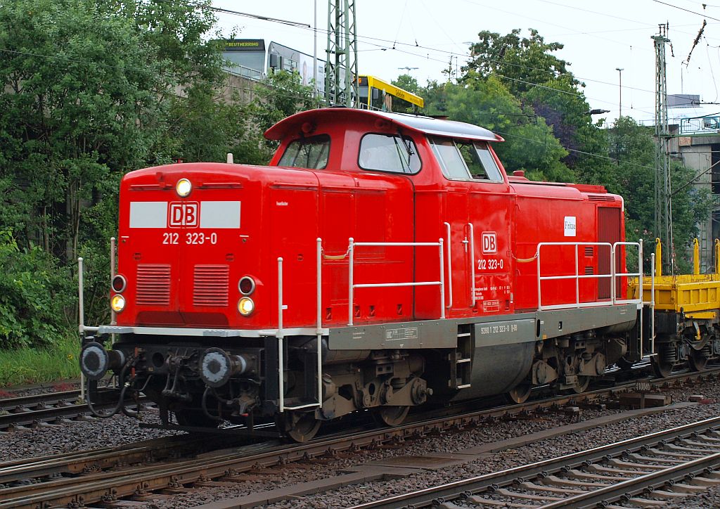 212 323-0 der DB Fahrwegdienste rumpelt hier durch HH-Harburg. 08.07.2011