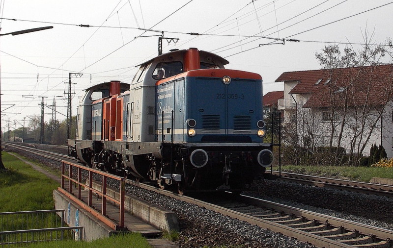 212 369-3 und 212 ??? der Nordbayrischen Eisenbahn Gesellschaft bei der Durchfahrt in Weiterstadt am 30.M�rz.2014