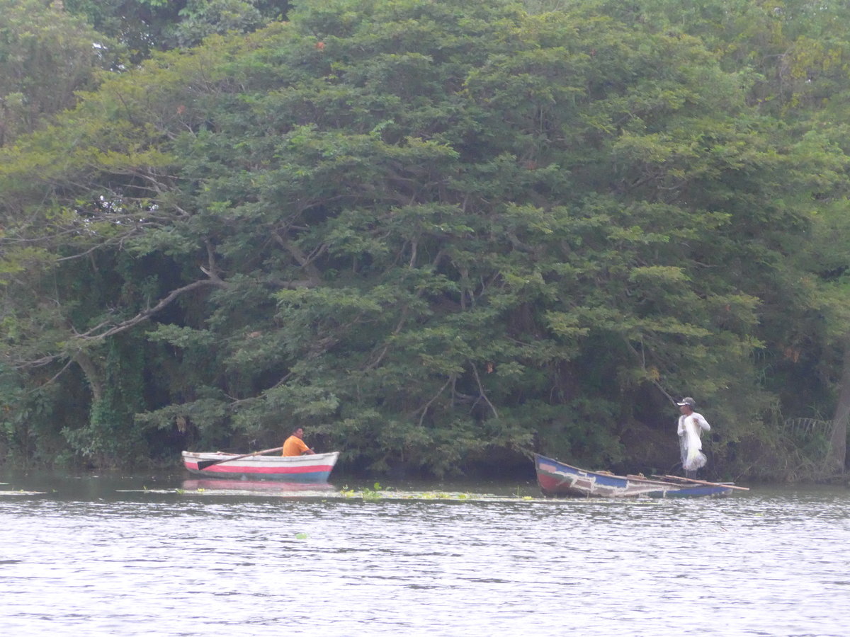 (212'108) - Zwei Fischer mit ihren Booten auf dem Nicaraguasee am 22. November 2019 bei Granada
