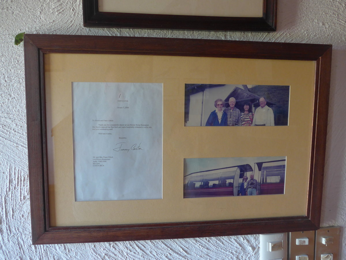 (212'272) - Jimmy Carter, ex US-Pr�sident besuchte im Jahr 2000 mit seiner Frau das Hotel-Restaurant Los H�roes in Nuevo Arenal (Bild h�ngt in der Reception; am 24. November 2019)