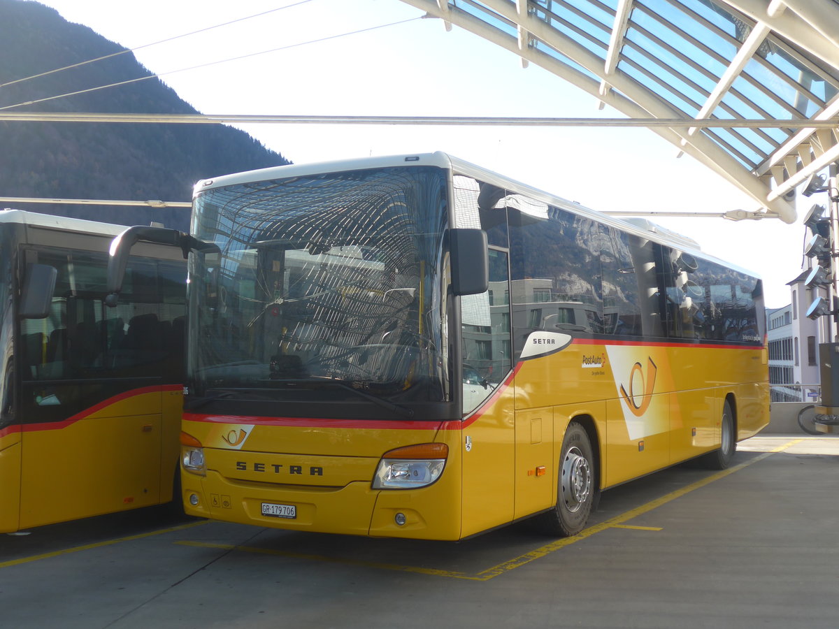 (212'619) - PostAuto Graubnden - GR 179'706 - Setra am 7. Dezember 2019 in Chur, Postautostation