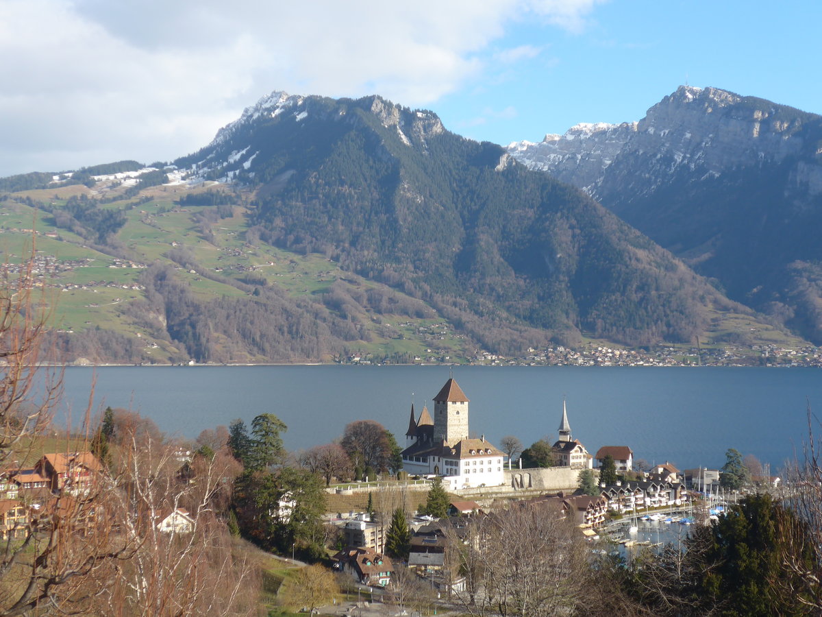 (213'111) - Schloss und Bucht am 25. Dezember 2019 in Spiez