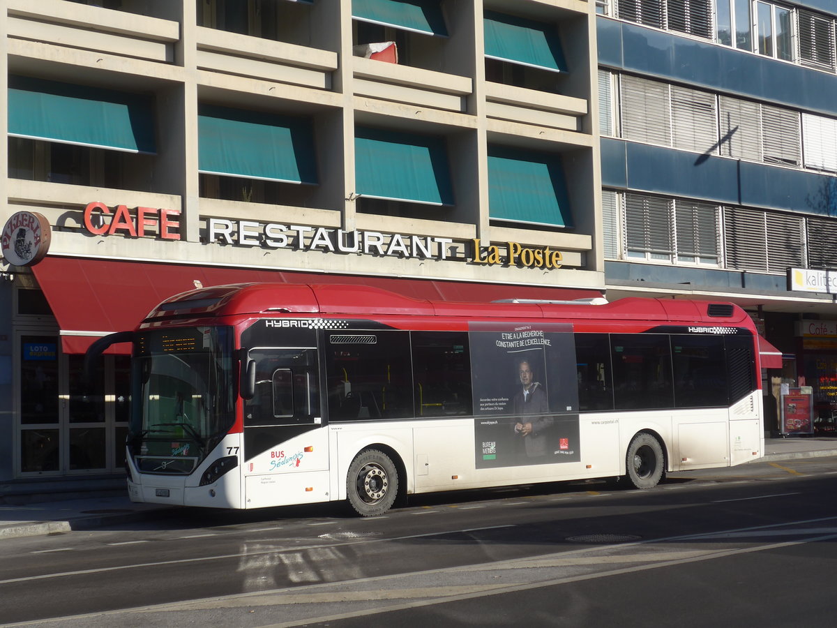 (213'335) - PostAuto Wallis - Nr. 77/VS 459'800 - Volvo am 4. Januar 2020 beim Bahnhof Sion