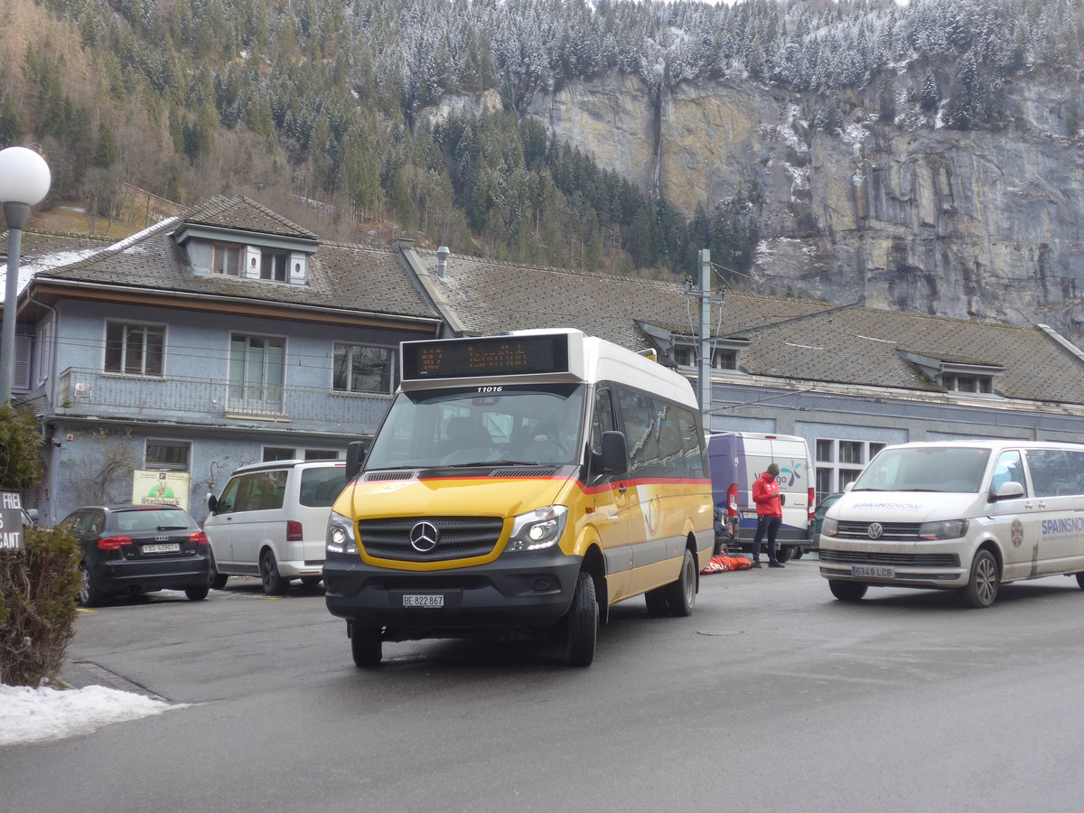 (213'936) - PostAuto Bern - BE 822'867 - Mercedes am 19. Januar 2020 beim Bahnhof Lauterbrunnen