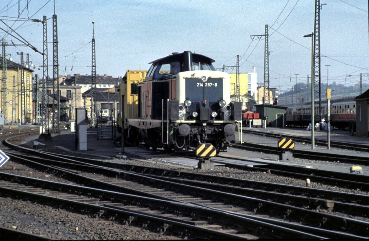 214 257-8 mit Tunnelrettungszug in W�rzburg im September 1990.