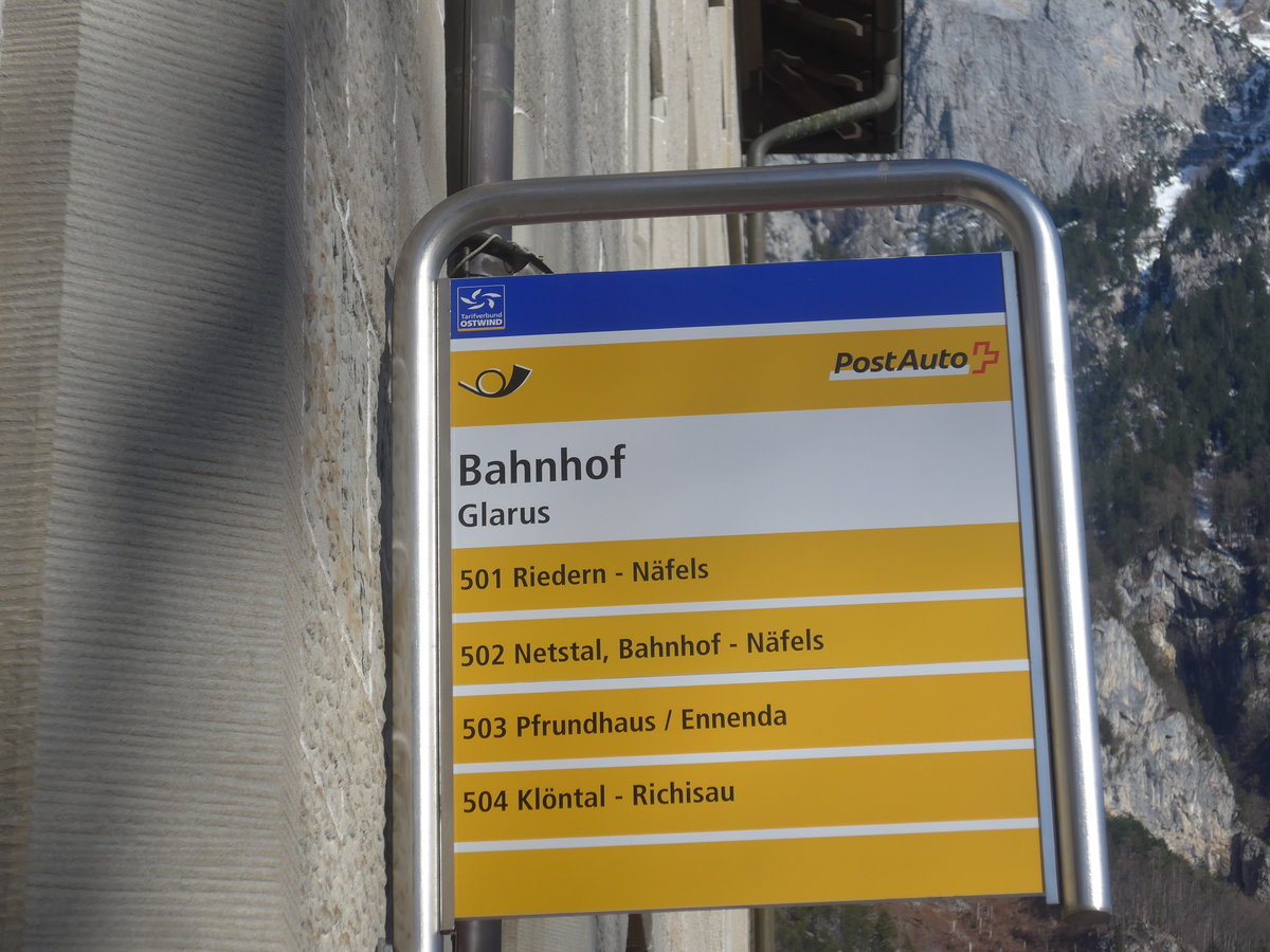 (214'200) - PostAuto-Haltestelle - Glarus, Bahnhof - am 15. Februar 2020